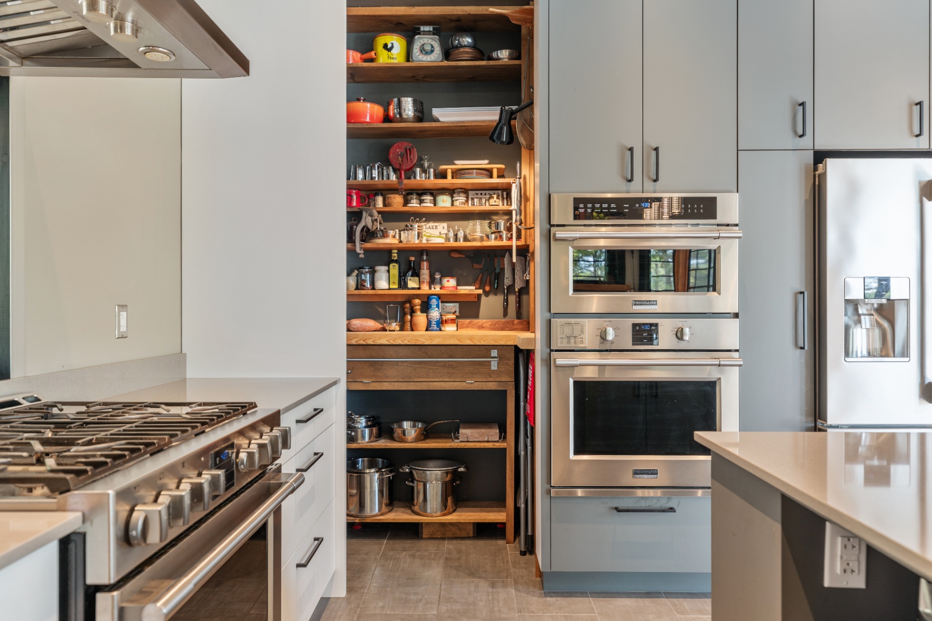 Gas range and walk-in pantry with open shelving