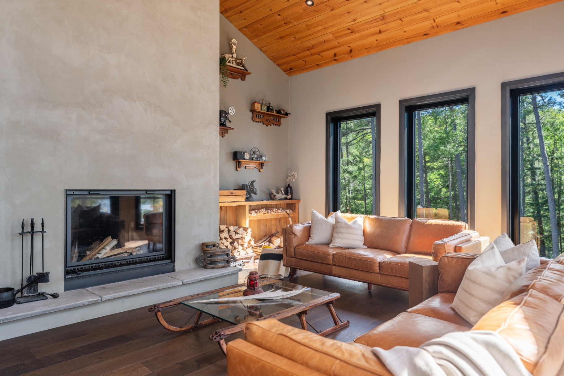 Living room with plaster fireplace and leather seating