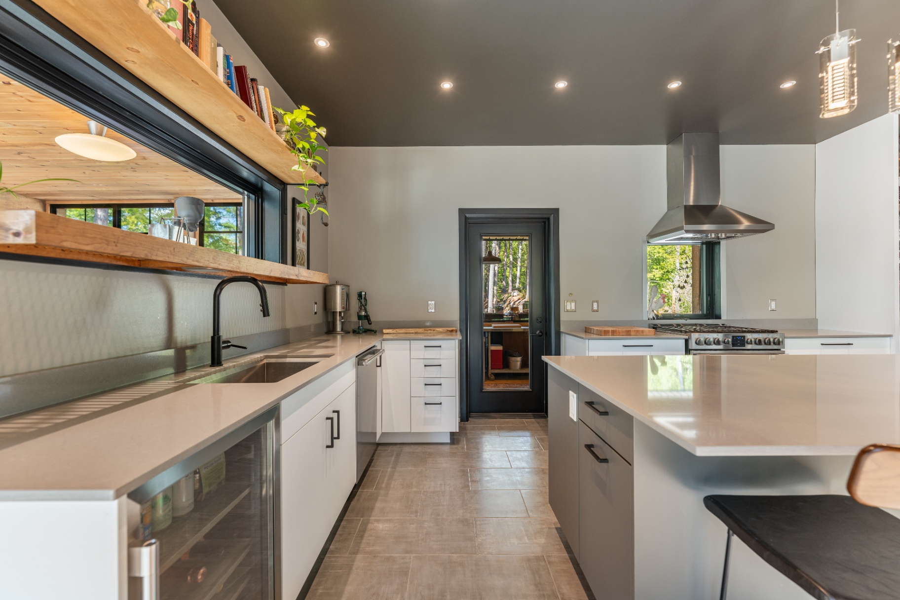 Kitchen prep counter and island with quartz surfaces